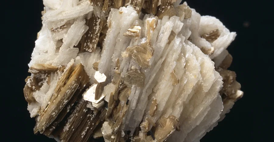 Cleavelandite crystal