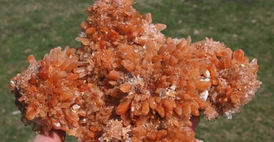 Creedite crystal
